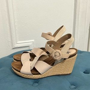 NEVER WORN Sofft Cassidy wedge sandal- size 9